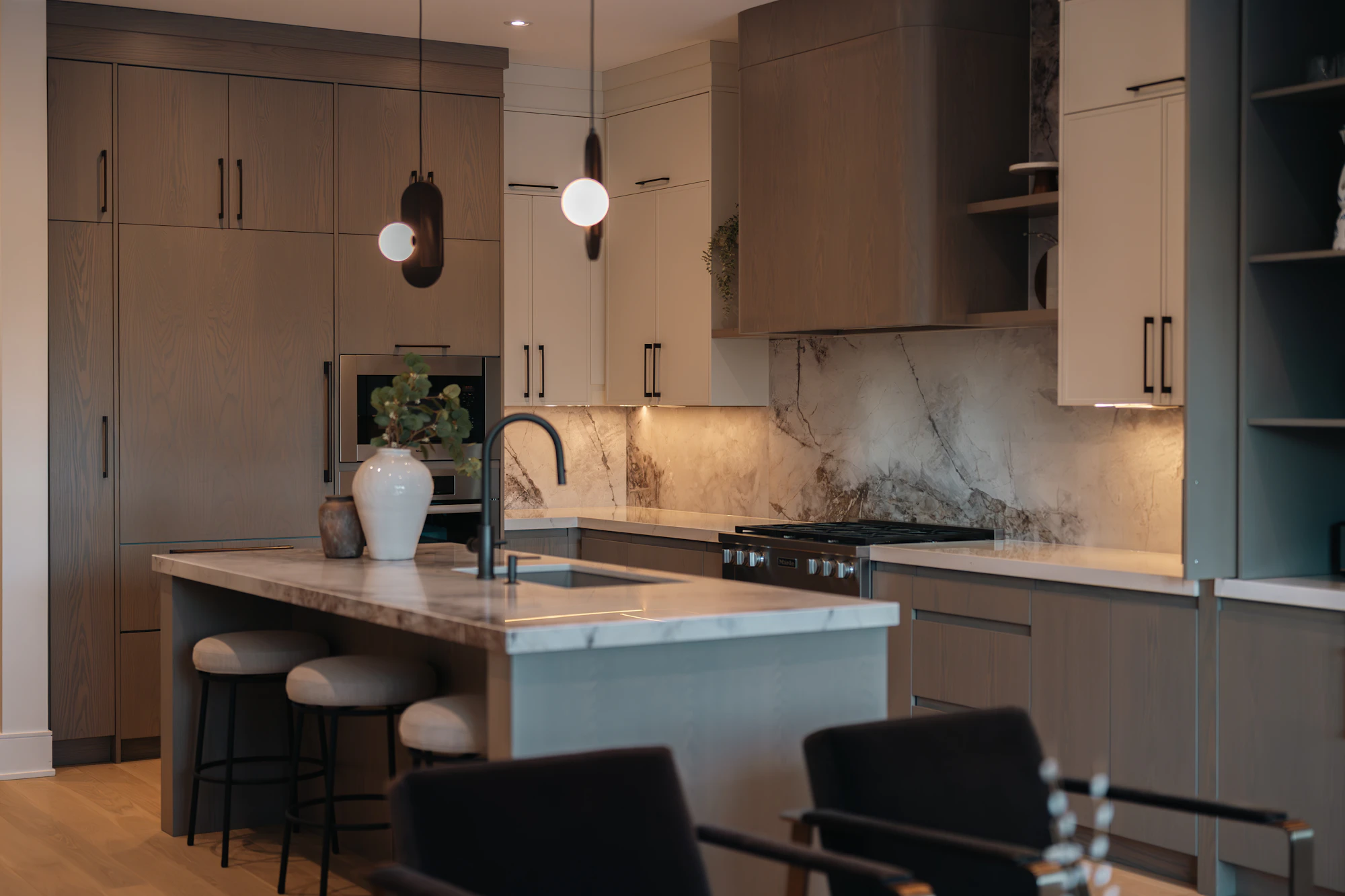 Cozinha contemporânea de luxo com ilha em mármore